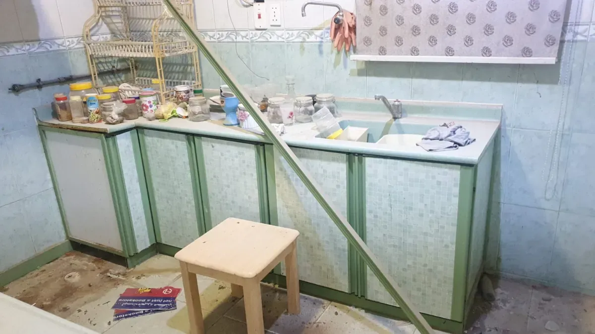 مطبخ منزلي قديم بكامل أغراضه قبل الفك والاستلام