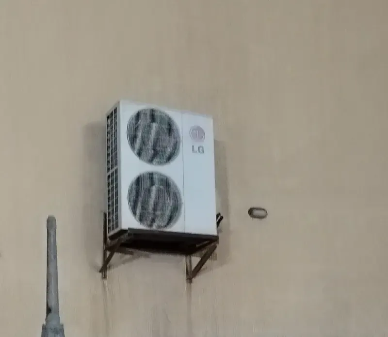 شراء مكيفات مستعملة بالخبر - وحدة تكييف خارجية مثبتة على جدار عمارة