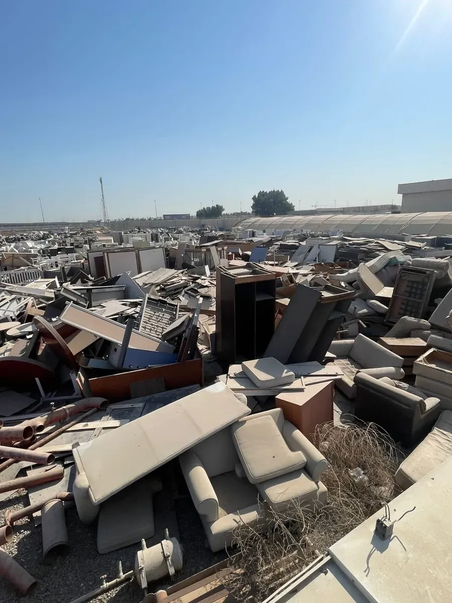 ساحة خردة واسعة تحت السماء المفتوحة
