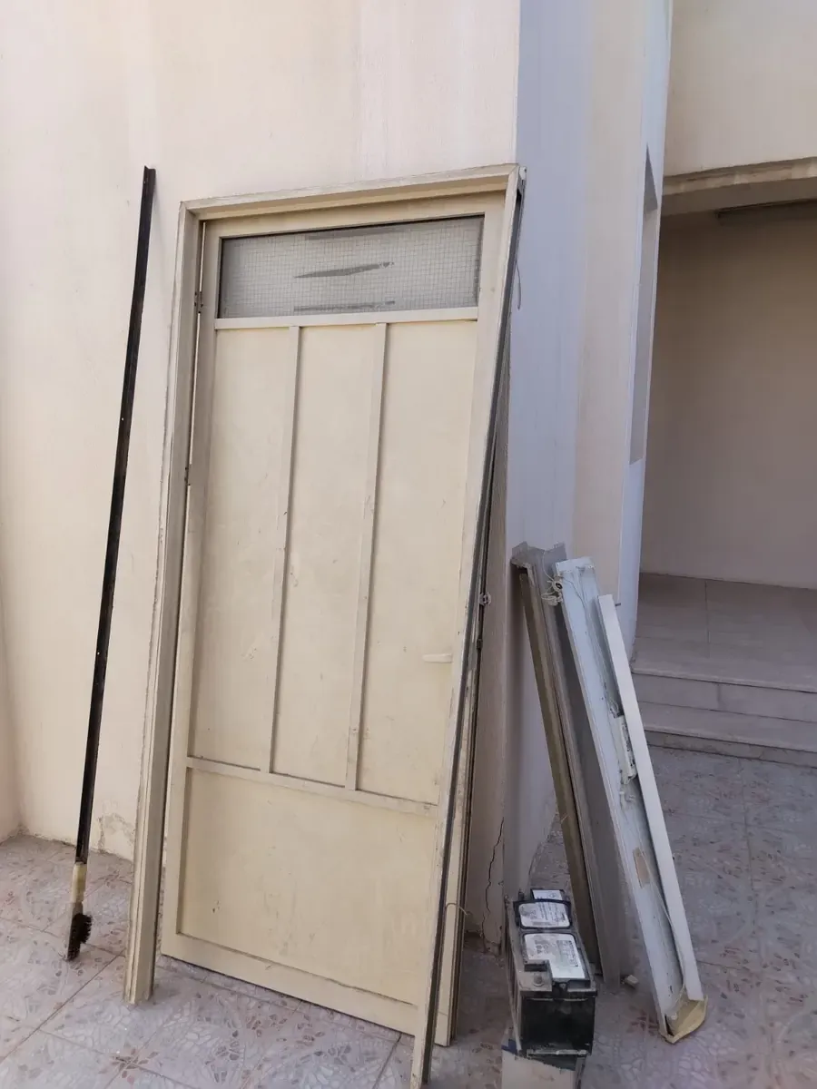 باب ألمنيوم وقطاعات مسندة إلى جدار
