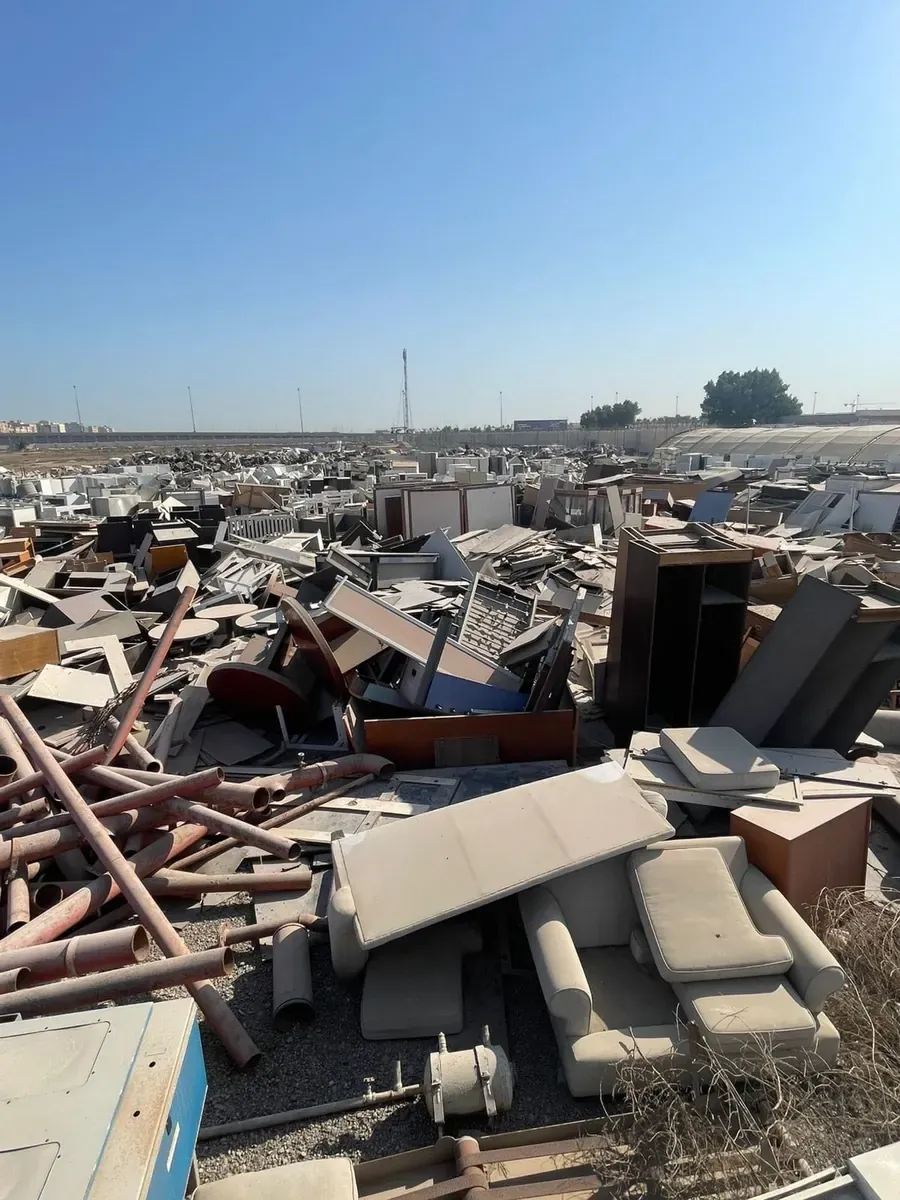 كومة مخلفات فيها معادن وأخشاب في ساحة مفتوحة