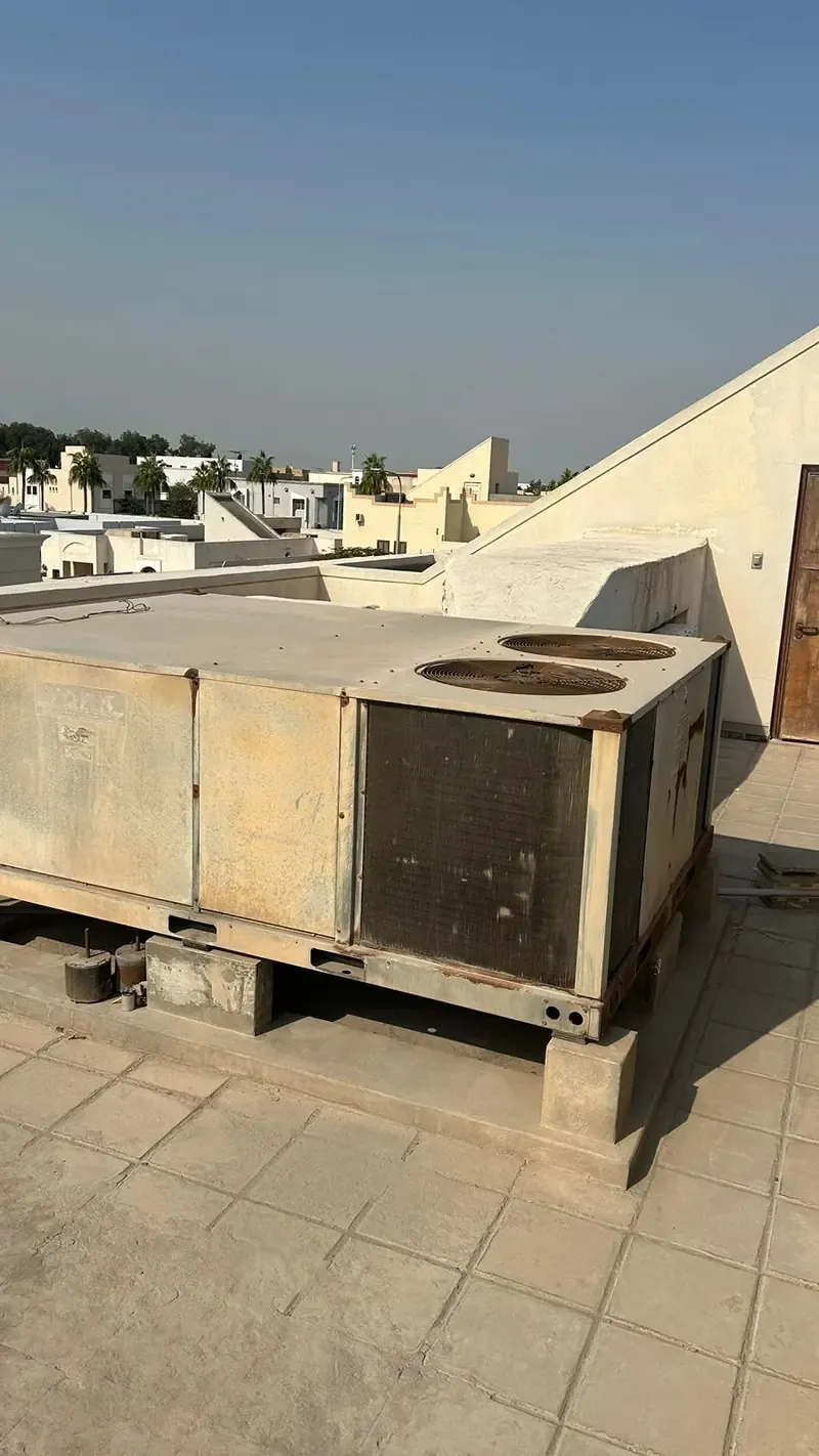 شراء مكيفات مواقع الهدم والترميم بالدمام - وحدة تكييف على سطح مبنى