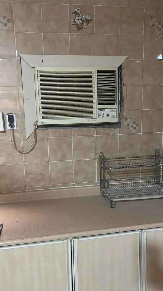 مكيف مستعمل في جدار غرفة قبل الترقية