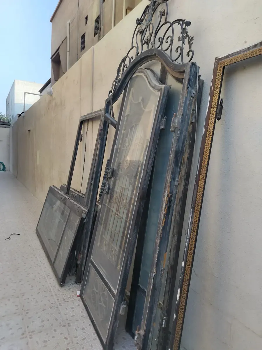 باب حديدي وإطارات معدنية مسندة إلى جدار