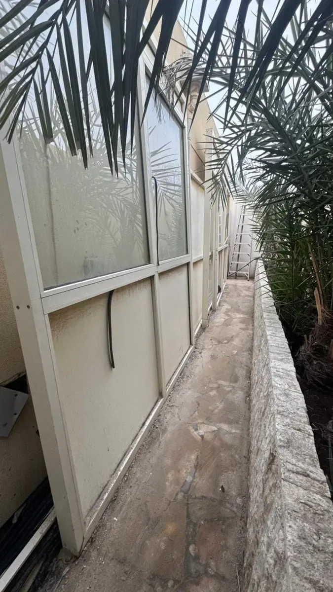 إطارات نوافذ ألمنيوم مسندة على طول جدار خارجي