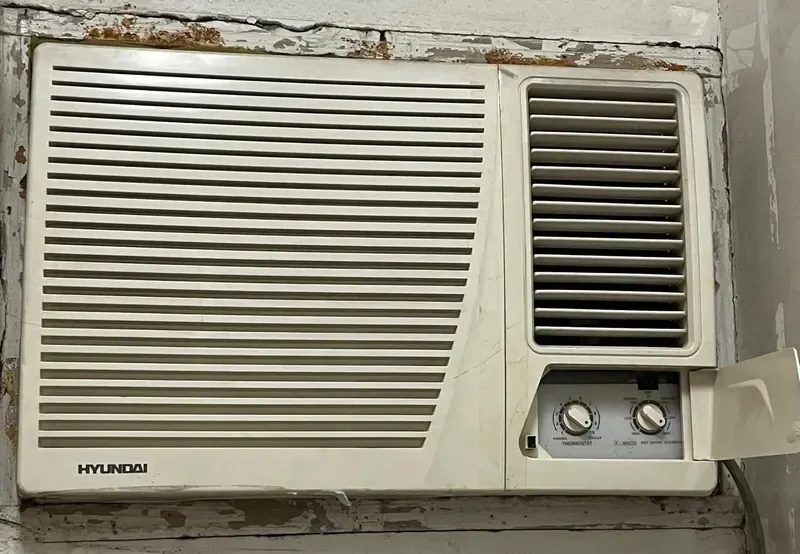 مكيف شباك مستعمل مركب في جدار شقة
